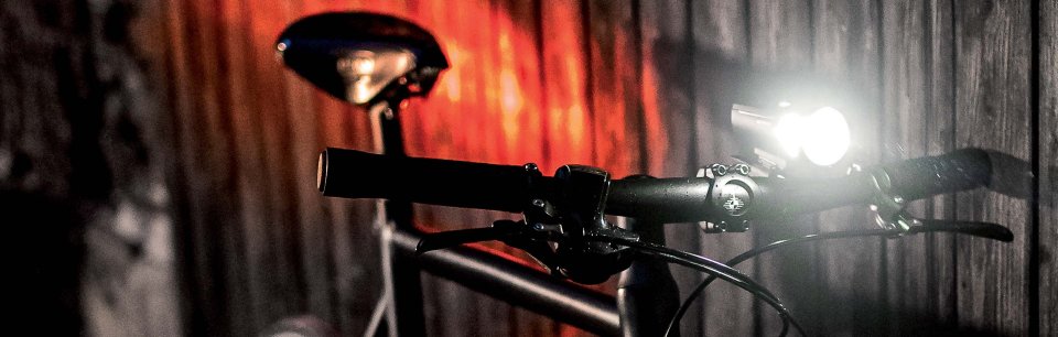 Bicicleta en la oscurdidad con luz para bicicleta Trelock