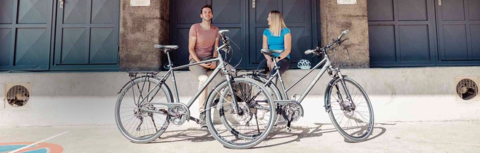 Cicliste accanto a due bici 2R Manufaktur