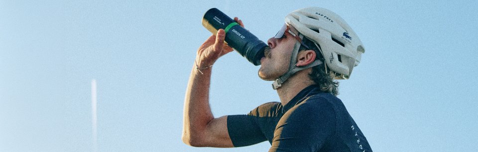 Cykkelrytter på farten drikker af en DRIK 17 drikkedunk