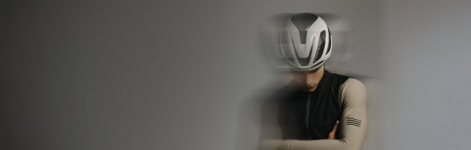 Čelada KASK Elemento v čisti studijski estetiki z dizajnerskim poudarkom.