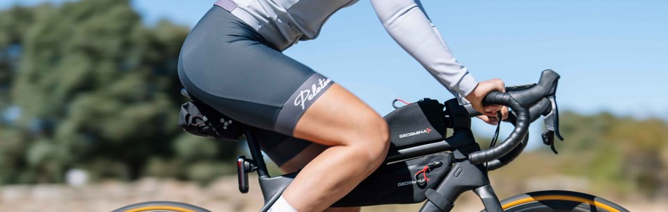 Detailansicht eines Rennrads mit Geosmina Bikepacking-Taschen unterstreicht leichtes Design und praktischen Stauraum für Abenteuerfahrten.