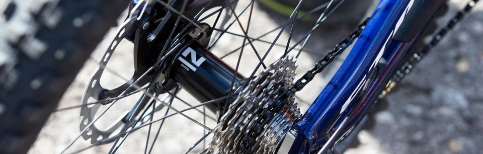 Un moyeu Novatec de haute qualité dans une roue arrière moderne pour des performances précises sur le trail.