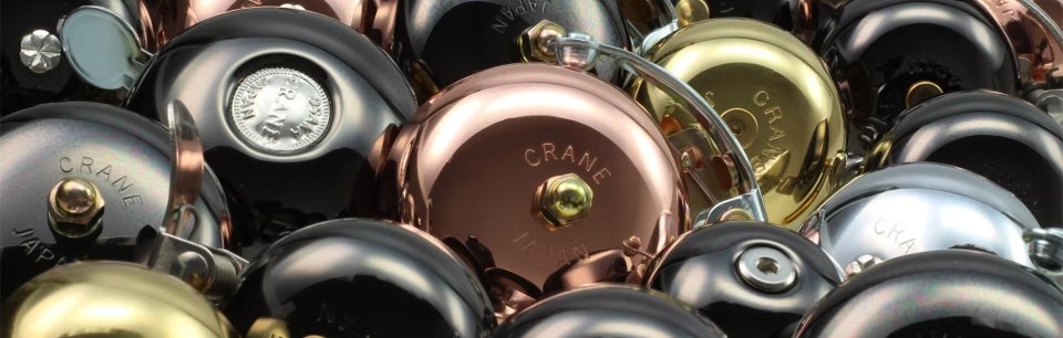 Nahaufnahme von Crane Fahrradklingeln in Metallic-Finishes unterstreicht eleganten Stil und präzise Handwerkskunst.