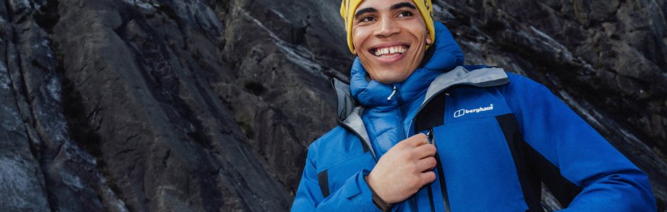 Gros plan sur un homme en vêtement outdoor de Berghaus, prêt pour une aventure en montagne.