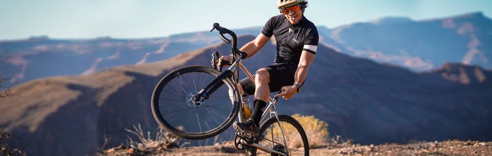 Persona in bici su sterrato