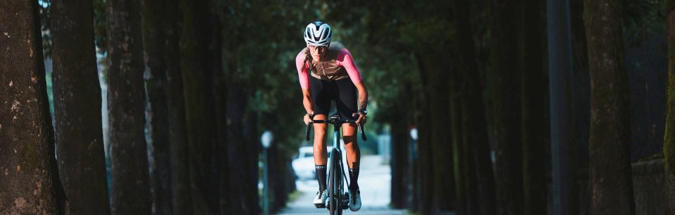 Sportieve fietsers in Castelli-fietsshirts en bib-tights genieten van een rit door de natuur.