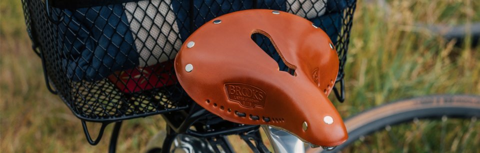 Selle en cuir Brooks England B17 S Ladies Standard coloris cognac, montée devant un panier de vélo