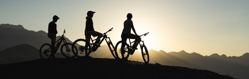 Ciclisti in sella a una bici Specialized