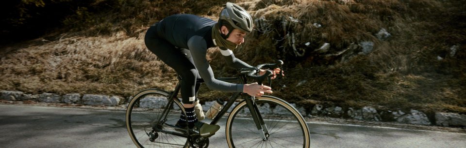 Persona in bici su un percorso asfaltato