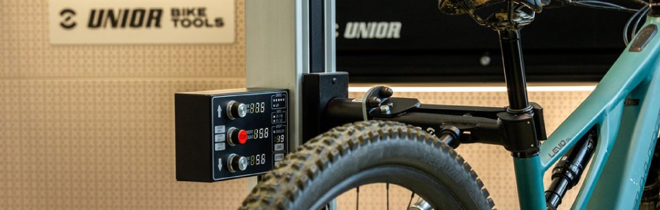 Primo piano di una bici in una officina Unior