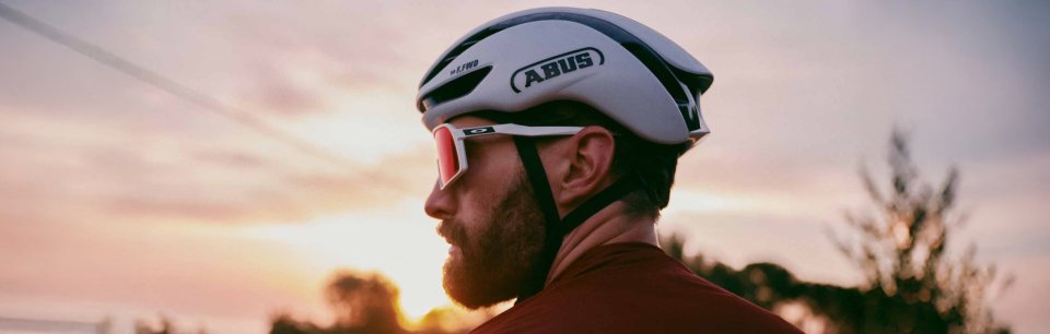 Ciclista con un casco ABUS