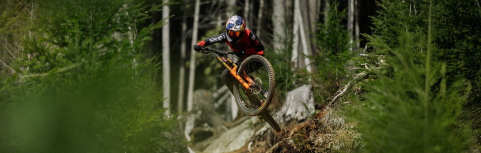 Ein FOX Racing Athet zieht einen Sprung ab.