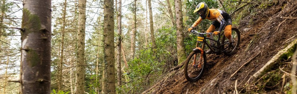 Mountainbiker beim Downhill auf MTB mit Continental-Reifen