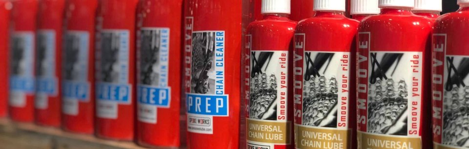 Bote de color rojo de la marca Smoove para limpieza de bicicleta