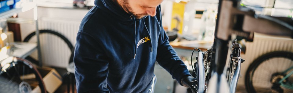 Essentials für Bike-Fans – T-Shirts, Hoodies & Zubehör von BIKE24