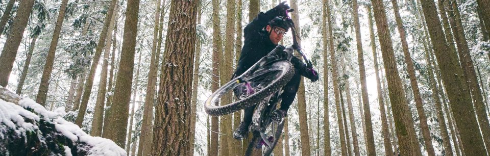 Persona con ropa y equipo Norrøna en la naturaleza.