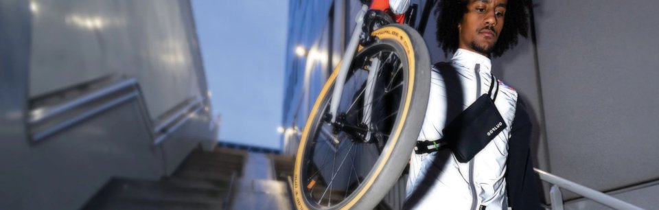 Ciclista con un gilet riflettentente bianco Gofluo