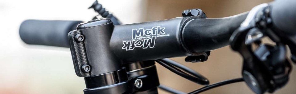 Hochwertiger Mcfk-Vorbau und Fahrradlenker aus Carbon, ideal für Performance-Fahrräder.