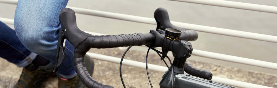 Manillar de bicicleta negro con GPS