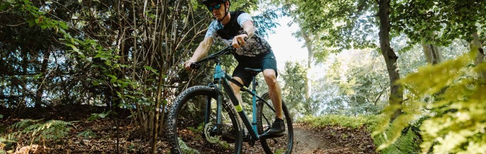 Ciclista su sentiero su una bici Access