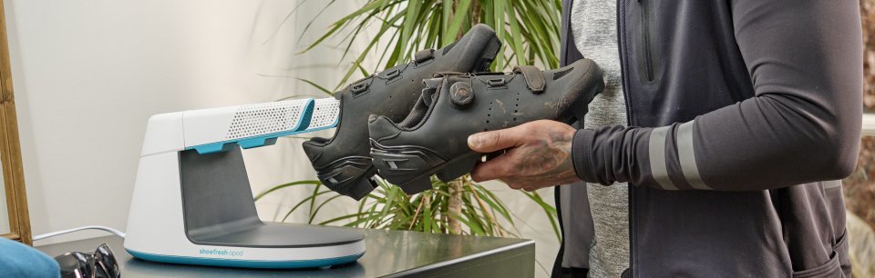 Persona che asciuga le scarpe da ginnastica