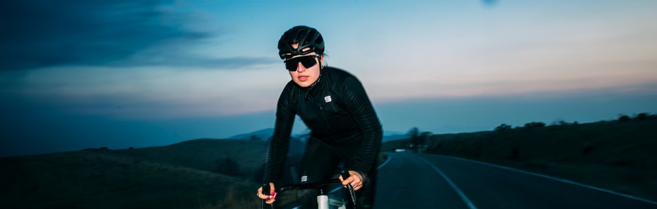 Ciclista con capi di abbigliamento Sportful