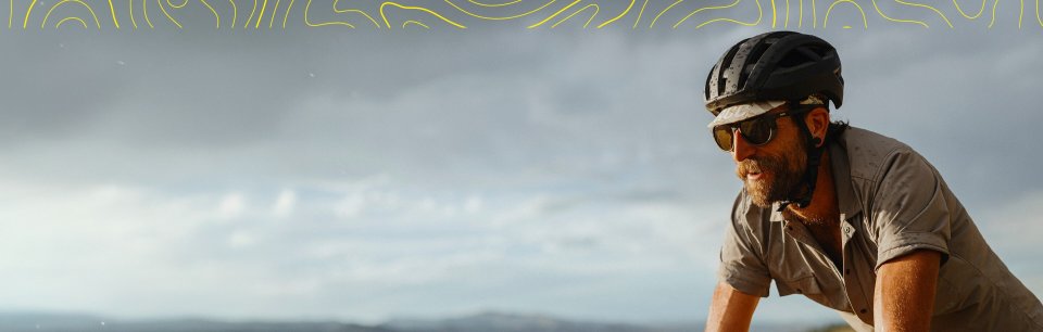 Ein Mann trägt einen Smith-Helm und eine Brille für das Fahren auf Schotterstraßen.