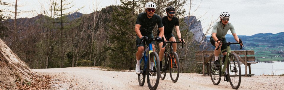 Tres personas en bicicleta por un camino de gravel