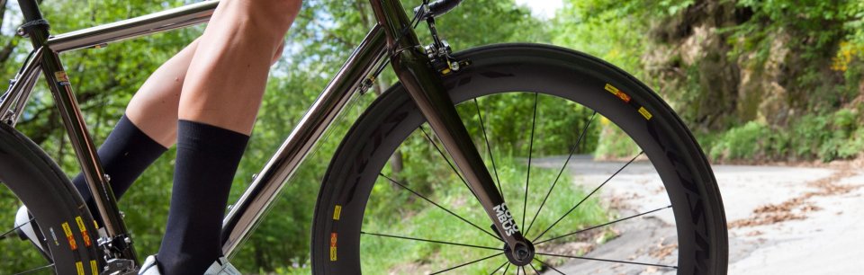 Bicicleta carretera con horquilla de carbono Columbus en el campo
