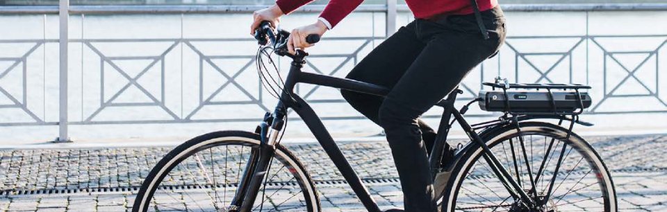 Ciclista su una sella Ergotec