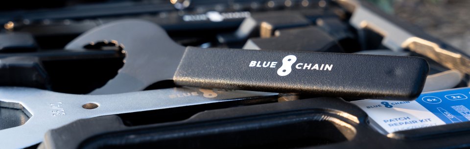 Attrezzi bici BLUECHAIN in una pratica cassetta degli attrezzi