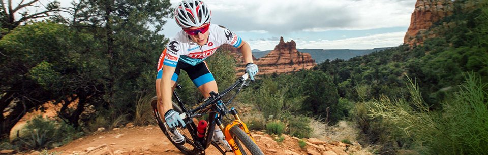 Persona in bici su un trail mentre prende una curva