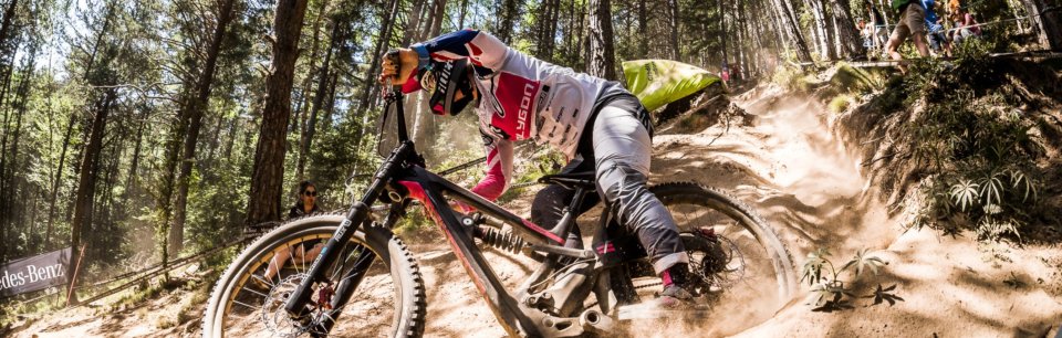 Ciclista de MTB con una bicicleta de montaña en el bosque haciendo descenso con frenos de disco de la marca Galfer