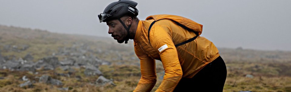 Ciclsta con capi di abbigliamento ALBION