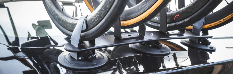 Detailansicht eines montierten TreeFrog Fahrradträgers mit Rennrädern auf einem Auto.