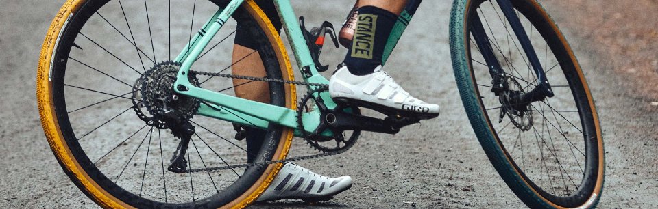 Ciclista llevando calcetines Stance negros.