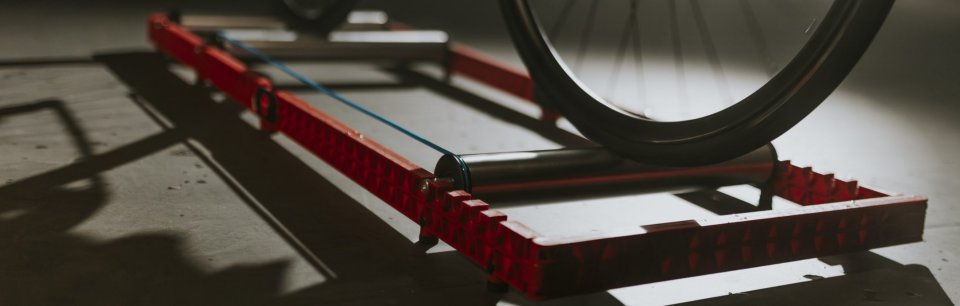 Rodillo de entrenamiento para bicicleta en ambiente interior con diseño compacto de la marca RooDol by ZYCLE