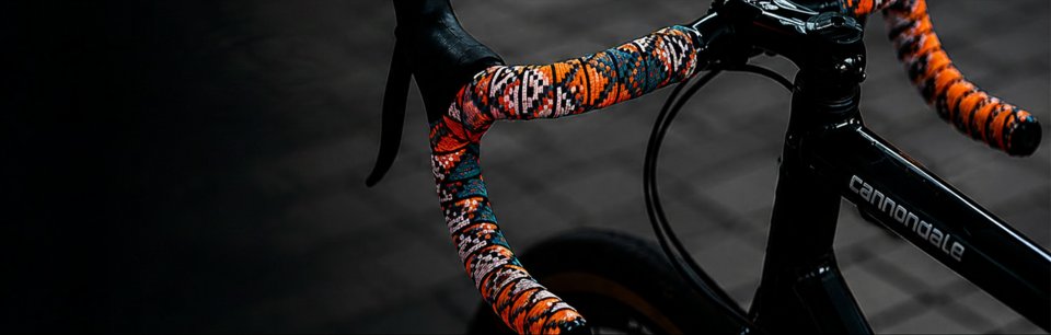 Rennradlenker im Detail, umwickelt mit gemustertem BTP Lenkerband in Orange, Türkis und Weiß